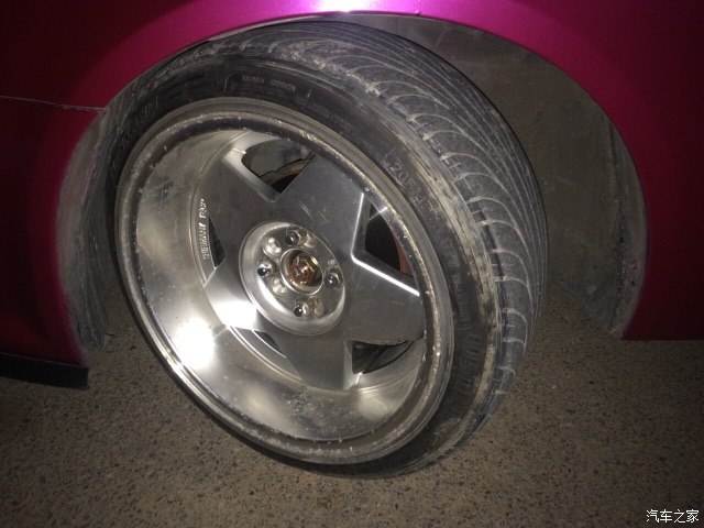 为什么汽车后胎都是外八字