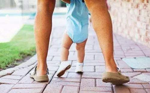 刚会走路的宝宝为什么脚是外八字